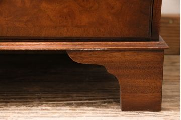 イギリスビンテージ　BEVAN FUNNELL(ベヴァン・ファンネル)　ウォールナット　バーズアイの杢目が高級な雰囲気を高めるリビングボード(スモールチェスト、収納棚、サイドボード)(R-047252)