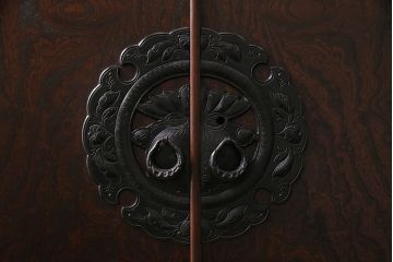 中古　伝統民芸　岩谷堂箪笥　荘厳な金具が抜群の存在感を漂わせる衣装箪笥(着物箪笥、整理箪笥、衣装盆)(R-047254)