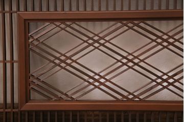 アンティーク建具　繊細に並んだ細い桟に組子が映える筬欄間(オサランマ、明り取り、建具)(R-047256)
