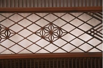 アンティーク建具　繊細に並んだ細い桟に組子が映える筬欄間(オサランマ、明り取り、建具)(R-047256)