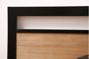 アンティーク建具　昭和レトロ　枠漆塗り　飛ぶ鶴の様子が透かし彫りで表現された欄間(明り取り、明かり取り)(R-047258)