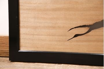 アンティーク建具　昭和レトロ　枠漆塗り　飛ぶ鶴の様子が透かし彫りで表現された欄間(明り取り、明かり取り)(R-047258)