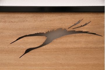 アンティーク建具　昭和レトロ　枠漆塗り　飛ぶ鶴の様子が透かし彫りで表現された欄間(明り取り、明かり取り)(R-047258)