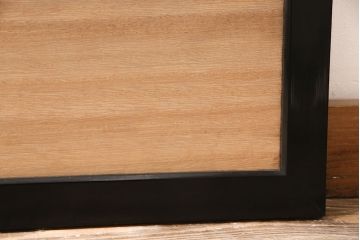 アンティーク建具　昭和レトロ　枠漆塗り　飛ぶ鶴の様子が透かし彫りで表現された欄間(明り取り、明かり取り)(R-047258)