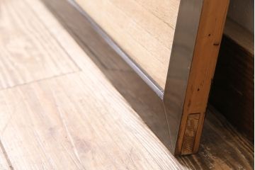 アンティーク建具　昭和レトロ　枠漆塗り　飛ぶ鶴の様子が透かし彫りで表現された欄間(明り取り、明かり取り)(R-047258)