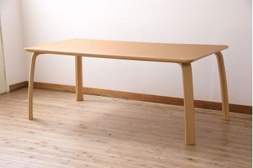 美品　富士ファニチア(FUJI FURNITURE)　Ahti(アハティ)　柔らかな曲線が美しいダイニングテーブル(食卓、4人掛け、6人掛け)(定価約13万円)(R-047264)