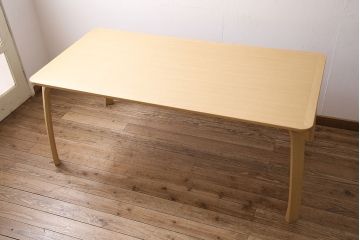 美品　富士ファニチア(FUJI FURNITURE)　Ahti(アハティ)　柔らかな曲線が美しいダイニングテーブル(食卓、4人掛け、6人掛け)(定価約13万円)(R-047264)