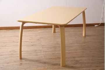 美品　富士ファニチア(FUJI FURNITURE)　Ahti(アハティ)　柔らかな曲線が美しいダイニングテーブル(食卓、4人掛け、6人掛け)(定価約13万円)(R-047264)