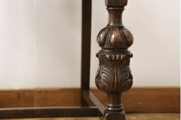 イギリスアンティーク　オーク材　大振りな花の意匠とバルボスレッグが存在感を放つダイニングチェア(イス、椅子)(R-047266)