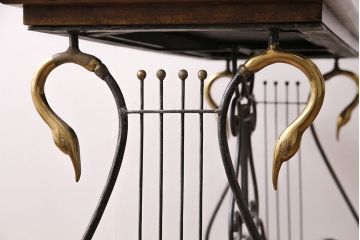 中古　イギリス家具　MAITLAND SMITH(メートランドスミス)　白鳥モチーフの脚がお洒落なコンソールテーブル(定価約30万円)(飾り台)(R-047275)