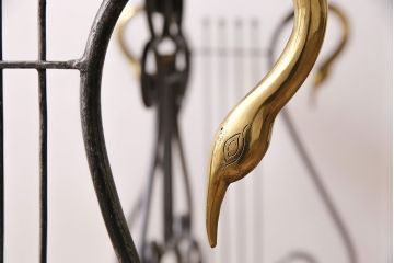 中古　イギリス家具　MAITLAND SMITH(メートランドスミス)　白鳥モチーフの脚がお洒落なコンソールテーブル(定価約30万円)(飾り台)(R-047275)