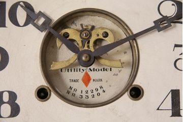 アンティーク時計　8DAY CLOCK　お洒落なディスプレイとして活躍してくれる赤菱式改良掛時計(柱時計、壁掛け時計、ディスプレイ時計)(R-047277)