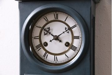 アンティーク時計　戦前　精工舎(セイコー、SEIKOSHA)　当店でネイビーのペイントを施した、筋ガラスがお洒落な掛時計(掛け時計、古時計)(R-047279)
