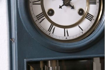 アンティーク時計　戦前　精工舎(セイコー、SEIKOSHA)　当店でネイビーのペイントを施した、筋ガラスがお洒落な掛時計(掛け時計、古時計)(R-047279)