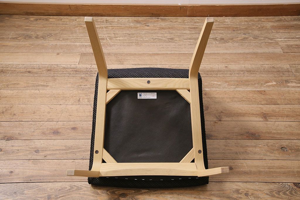 中古　富士ファニチア(富士ファニチュア、フジファニチュア、FUJI FURNITURE、富士ファニチャー)　布Aタイプ　北欧スタイルに活躍するオーク材製のアームレスチェア(定価約4万5千円)(ダイニングチェア、椅子)(R-047284)