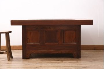 中古　重厚感のある佇まいでお部屋の主役にもなる松本民芸家具のA型洋炉卓(木製火鉢、囲炉裏、テーブル)(定価約91万円)(R-047286)