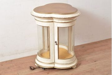 中古　海外輸入家具　ホワイト×ゴールドカラーがお洒落なユニークなデザインのガラスケース(Rガラス、ショーケース、飾り棚)(R-047289)