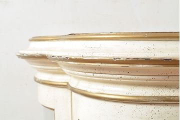 中古　海外輸入家具　ホワイト×ゴールドカラーがお洒落なユニークなデザインのガラスケース(Rガラス、ショーケース、飾り棚)(R-047289)