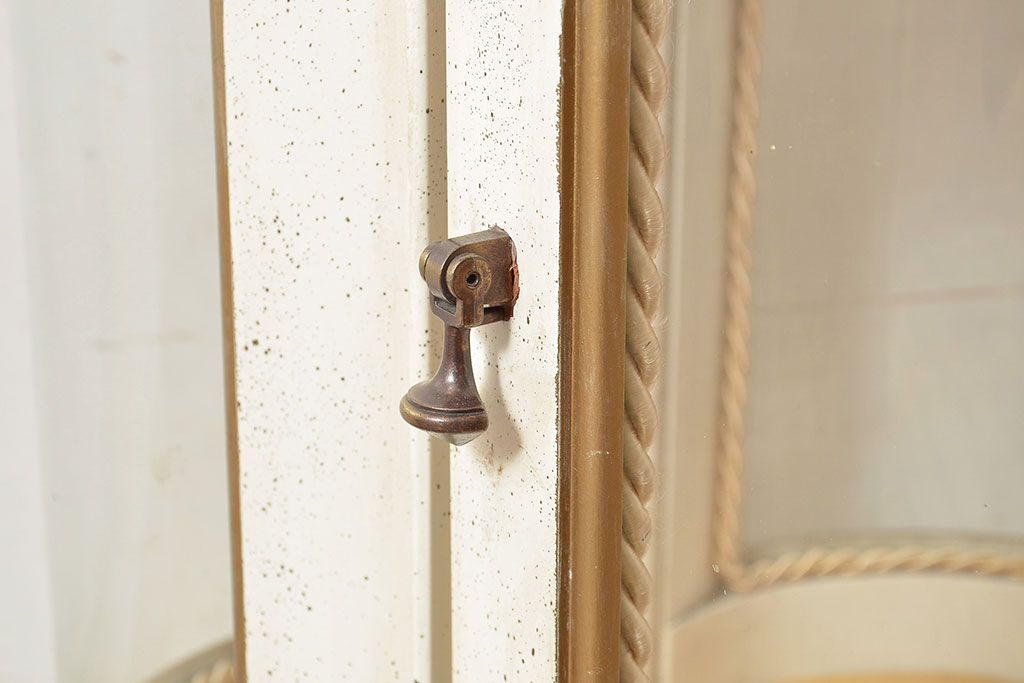 中古　海外輸入家具　ホワイト×ゴールドカラーがお洒落なユニークなデザインのガラスケース(Rガラス、ショーケース、飾り棚)(R-047289)