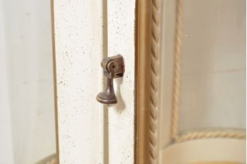 中古　海外輸入家具　ホワイト×ゴールドカラーがお洒落なユニークなデザインのガラスケース(Rガラス、ショーケース、飾り棚)(R-047289)