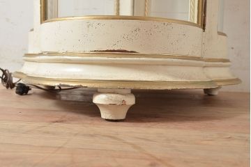 中古　海外輸入家具　ホワイト×ゴールドカラーがお洒落なユニークなデザインのガラスケース(Rガラス、ショーケース、飾り棚)(R-047289)