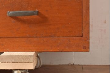 昭和レトロ　どこか懐かしさを感じるヒノキ材製の戸棚(収納棚、キャビネット、飾り棚)(R-047294)