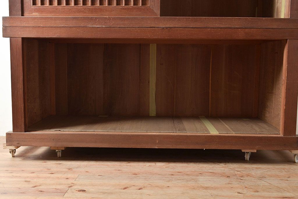 和製アンティーク　ヒノキ材　和モダンな空間作りに!縦と横の桟が上品な和を演出する収納箪笥(水屋箪笥、重ね箪笥)(R-047297)