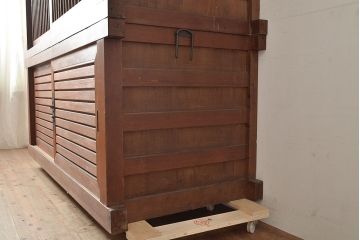 和製アンティーク　ヒノキ材　和モダンな空間作りに!縦と横の桟が上品な和を演出する収納箪笥(水屋箪笥、重ね箪笥)(R-047297)