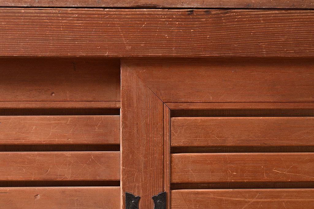 和製アンティーク　ヒノキ材　和モダンな空間作りに!縦と横の桟が上品な和を演出する収納箪笥(水屋箪笥、重ね箪笥)(R-047297)
