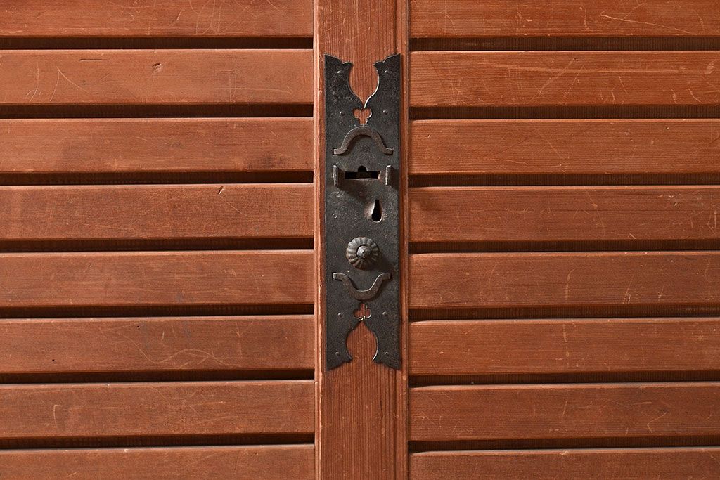 和製アンティーク　ヒノキ材　和モダンな空間作りに!縦と横の桟が上品な和を演出する収納箪笥(水屋箪笥、重ね箪笥)(R-047297)