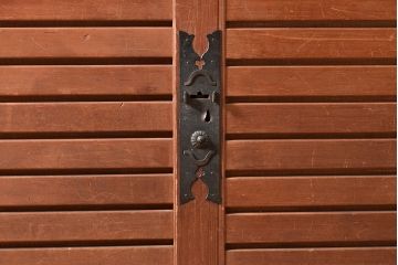 和製アンティーク　ヒノキ材　和モダンな空間作りに!縦と横の桟が上品な和を演出する収納箪笥(水屋箪笥、重ね箪笥)(R-047297)