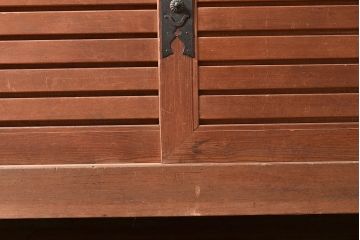 和製アンティーク　ヒノキ材　和モダンな空間作りに!縦と横の桟が上品な和を演出する収納箪笥(水屋箪笥、重ね箪笥)(R-047297)