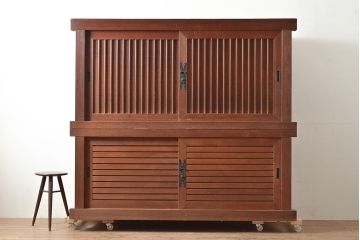和製アンティーク　ヒノキ材　和モダンな空間作りに!縦と横の桟が上品な和を演出する収納箪笥(水屋箪笥、重ね箪笥)(R-047297)