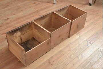 和製アンティーク　ヒノキ材　年月を重ねた味わいがたっぷり感じられるガラス戸棚(収納棚、サイドボード)(R-047300)