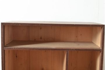 和製アンティーク　前面ケヤキ材・ヒノキ材　梅の花がアクセントになったレトロで可愛らしい茶棚(茶箪笥、収納棚、戸棚)(R-047303)