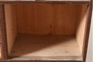 和製アンティーク　前面ケヤキ材・ヒノキ材　梅の花がアクセントになったレトロで可愛らしい茶棚(茶箪笥、収納棚、戸棚)(R-047303)