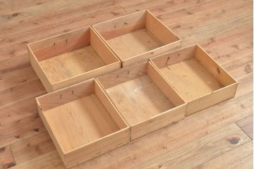 和製アンティーク　前面ケヤキ材・ヒノキ材　梅の花がアクセントになったレトロで可愛らしい茶棚(茶箪笥、収納棚、戸棚)(R-047303)