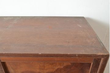 和製アンティーク　前面ケヤキ材・ヒノキ材　梅の花がアクセントになったレトロで可愛らしい茶棚(茶箪笥、収納棚、戸棚)(R-047303)