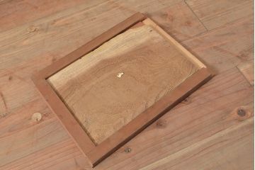 和製アンティーク　前面ケヤキ材・ヒノキ材　梅の花がアクセントになったレトロで可愛らしい茶棚(茶箪笥、収納棚、戸棚)(R-047303)
