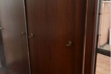 中古　DREXEL HERITAGE(ドレクセルヘリテイジ)　LARRY W. KIDDY　コレクションケースにおすすめ!高級感を演出する照明付きキャビネット(キュリオケース、飾り棚)(R-047305)