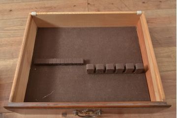 中古　DREXEL HERITAGE(ドレクセルヘリテイジ)　LARRY W. KIDDY　コレクションケースにおすすめ!高級感を演出する照明付きキャビネット(キュリオケース、飾り棚)(R-047305)
