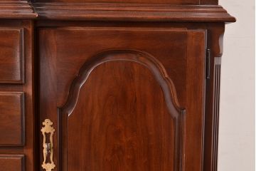 中古　DREXEL HERITAGE(ドレクセルヘリテイジ)　LARRY W. KIDDY　コレクションケースにおすすめ!高級感を演出する照明付きキャビネット(キュリオケース、飾り棚)(R-047305)