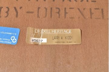 中古　DREXEL HERITAGE(ドレクセルヘリテイジ)　LARRY W. KIDDY　コレクションケースにおすすめ!高級感を演出する照明付きキャビネット(キュリオケース、飾り棚)(R-047305)