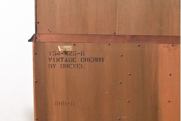 中古　DREXEL HERITAGE(ドレクセルヘリテイジ)　LARRY W. KIDDY　コレクションケースにおすすめ!高級感を演出する照明付きキャビネット(キュリオケース、飾り棚)(R-047305)