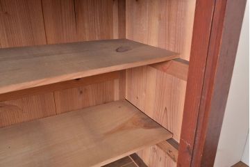 【簡易リペア限定品】和製アンティーク　漆塗り　前面ケヤキ材製の重厚な雰囲気が魅力的な戸棚(食器棚、収納棚、キャビネット)(R-047306)