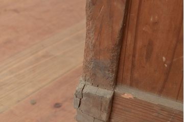 【簡易リペア限定品】和製アンティーク　漆塗り　前面ケヤキ材製の重厚な雰囲気が魅力的な戸棚(食器棚、収納棚、キャビネット)(R-047306)