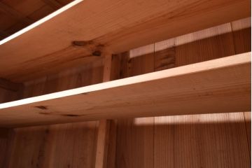 和製アンティーク　漆塗り　前面ケヤキ材製の重厚な雰囲気が魅力的な戸棚(食器棚、収納棚、キャビネット)(R-047306)