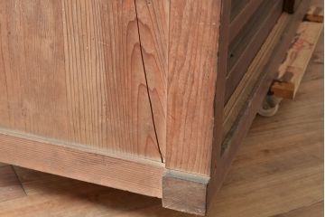 和製アンティーク　和モダンな空間づくりに活躍する、ヒノキ材製の収納箪笥(水屋箪笥、キャビネット)(R-047307)