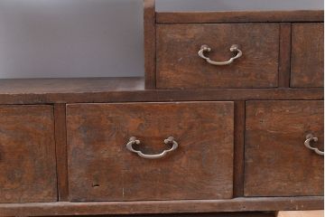 和製アンティーク　総ケヤキ材・前面玉杢　独特な杢目が上品な和の雰囲気を作り出す飾り棚(茶棚)(R-047310)