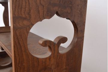 和製アンティーク　総ケヤキ材・前面玉杢　独特な杢目が上品な和の雰囲気を作り出す飾り棚(茶棚)(R-047310)